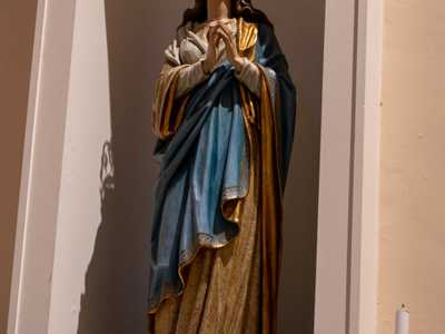 ... all�interno delle quali sono poste le statue del Sacro Cuore di Ges� e soprattutto del Santissimo Nome di Maria Immacolata, patrona del borgo...